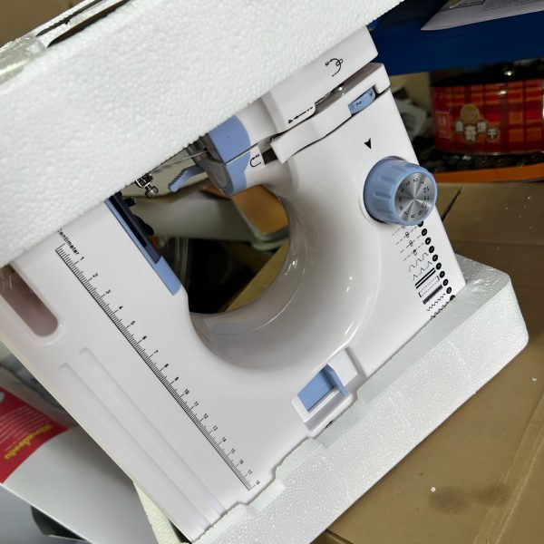 Home sewing machine Mini portable lock edge buttonhole semi-automatic electric sewing machine